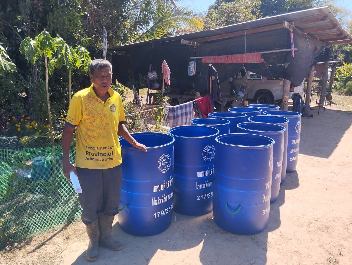 เทศบาลตำบลท่าช้าง เริ่มดำเนินการส่งมอบแจกจ่ายถังขยะเพื่อทดแทนถังขยะเก่าที่ชำรุดและขอเพิ่มจุดเก็บขยะบ้านที่มีความประสงค์เก็บขยะ