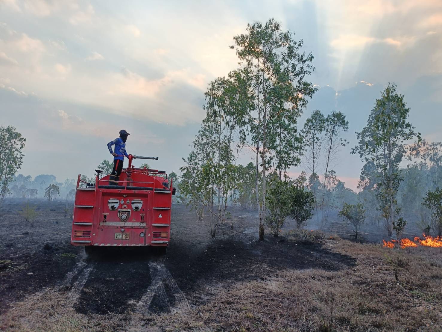อากาศร้อนจัด พื้นที่แห้งเเล้ง เกิดเพลิงไหม้ป่าหญ้า 2 แห่ง ในวันเดียว